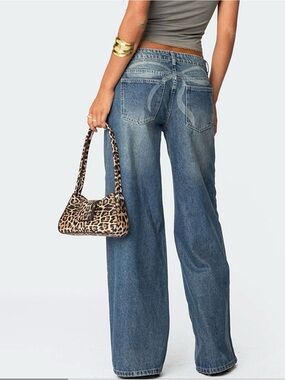 Edikted Vyxen Vintage Washed Low Rise Jeans